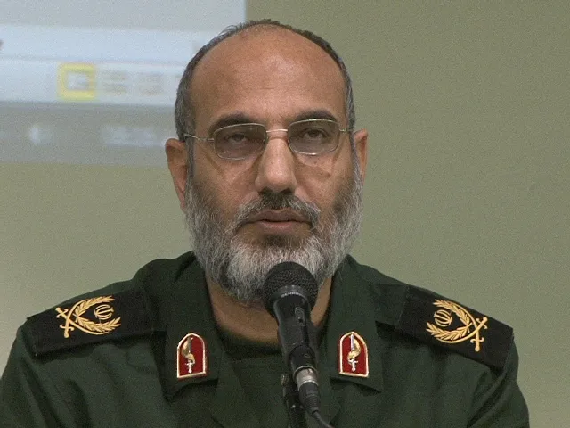 مجمع بسیج و فرهنگ بسیجی باید تمام قد از ولایت و رهبری دفاع کند/ برخی مسئولین در زمین دشمن بازی می‌کنند