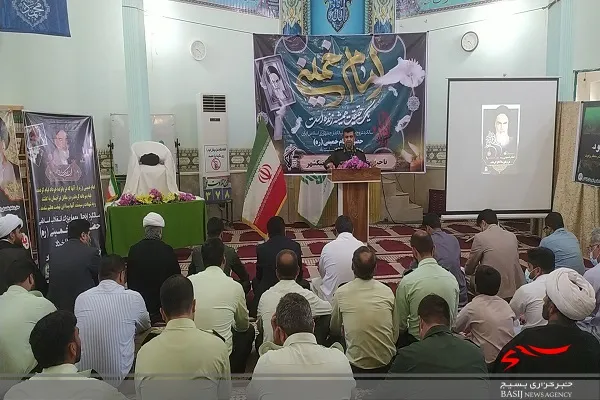 نقش امام خمینی(ره) در مبانی و نظریه پردازی انقلاب بی نظیر بوده است