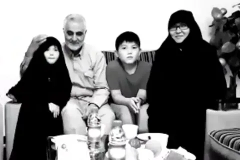 دیدار حاج قاسم سلیمانی با خانواده فرمانده شهید فاطمیون؛ شهید علیرضا توسلی