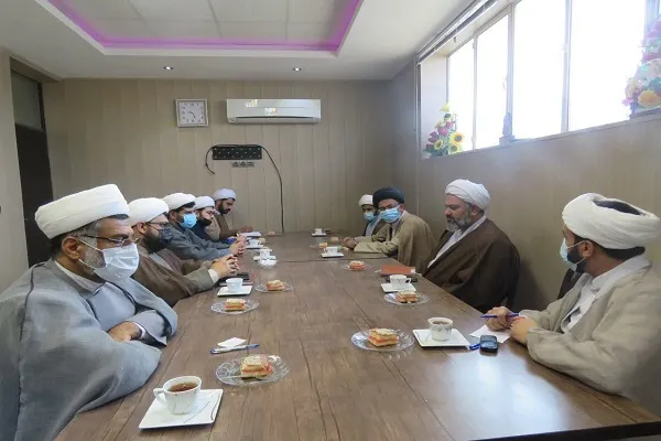 اولین نشست هم اندیشی روحانیون شاغل در ادارات و سازمان‌های لارستان برگزار شد
