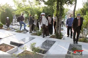 غبارروبی و عطرافشانی گلزار شهدای شهرکرد