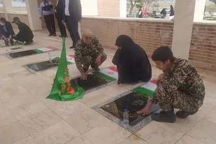 مزار مطهر شهدا در بخش بندر ریگ غبارروبی، عطرافشانی و گلباران شد