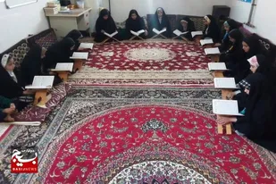 تلاش بانوی روستای تجرک فامنین برای افزایش سواد قرآنی اهالی روستا