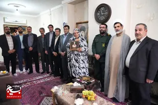 اهداء &laquo;نشان سرو&raquo; به مادر دانش&zwnj;آموز شهید رضا محمدی