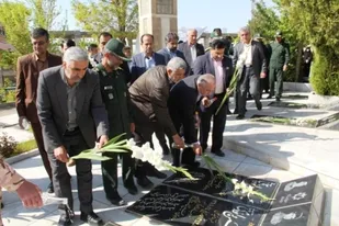 غبارروبی گلزار شهدای شهرستان بن